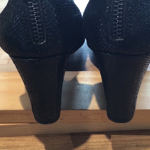 Donald J Pliner Jace Black Suede Open Toe Wedge Heels. - Picture 6 of 8